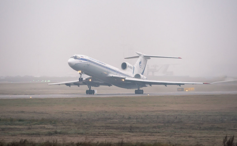 Rosyjski samolot tupolew Tu-154 startuje we mgle z moskiewskiego lotniska Wnukowo