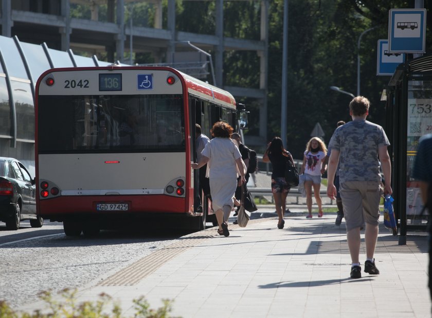 Pasażerowie biegną do autobusu