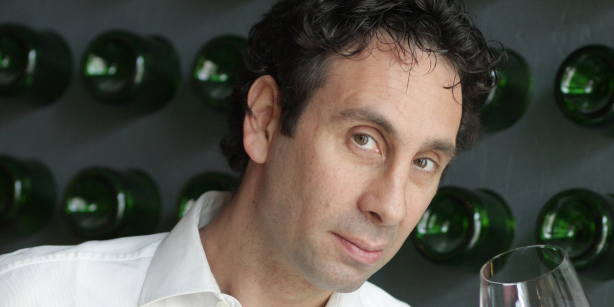 Jean-Stephane Robinet jest sommelierem, który specjalizuje się w winach francuskich. 