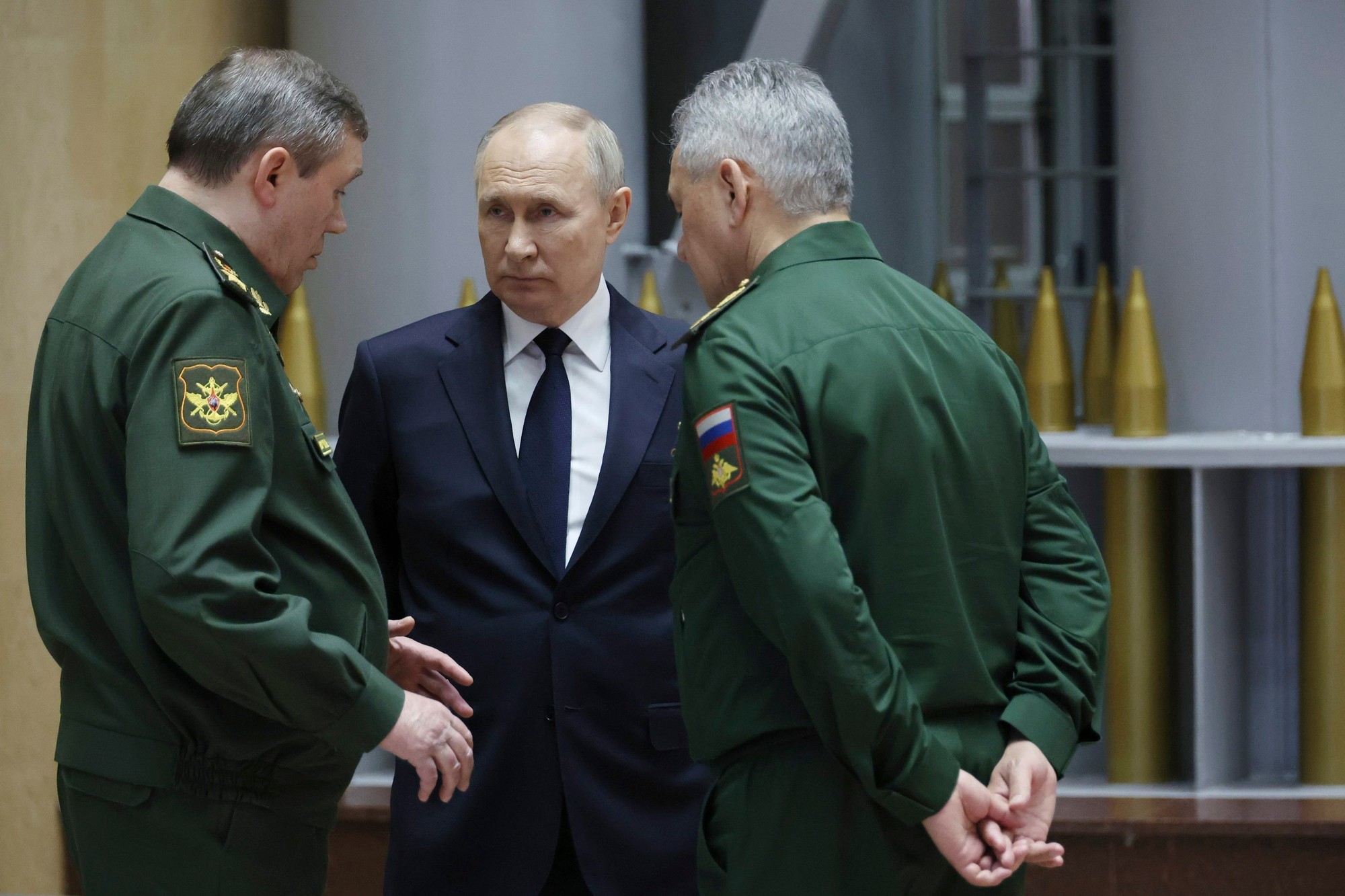 Ruský prezident Vladimir Putin rokuje s ruským náčelníkom generálneho štábu generálom Valerijom Gerasimovom (vľavo) a ruským ministrom obrany Sergejom Šojgu.