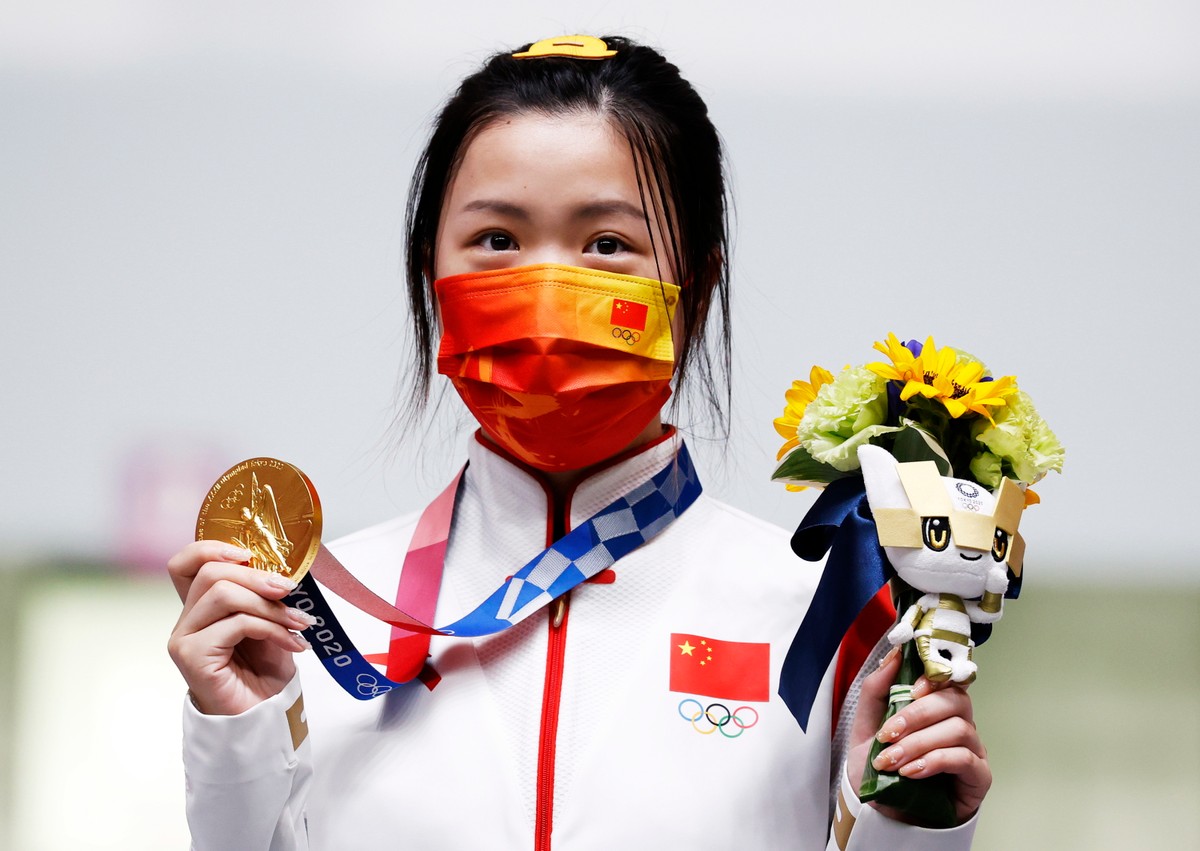 Chinka Qian Yang po otrzymaniu złotego medalu na IO w Tokio