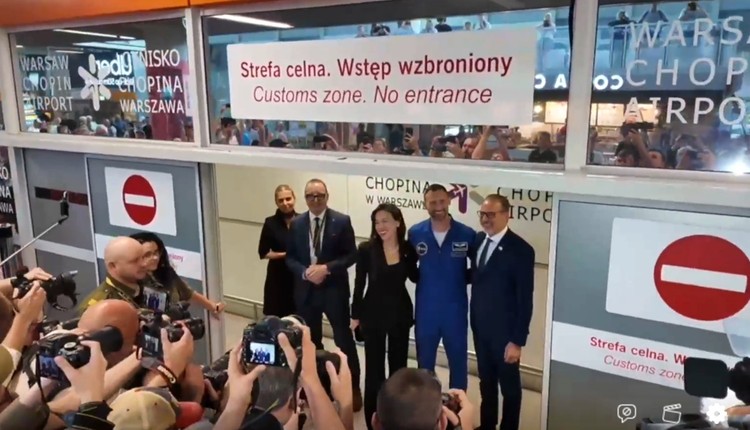 Polski astronauta już w Polsce, samolot wylądował. Specjalne powitanie na Okęciu