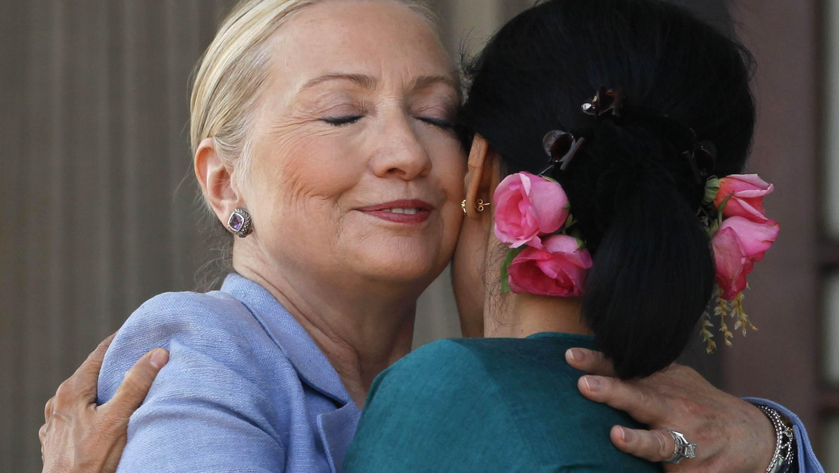Sekretarz stanu USA Hillary Clinton ogłosiła na koniec historycznej wizyty w Birmie, że Waszyngton przekaże społeczeństwu obywatelskiemu w tym kraju pomoc 1,2 miliona dolarów w celu wsparcia prodemokratycznych reform.