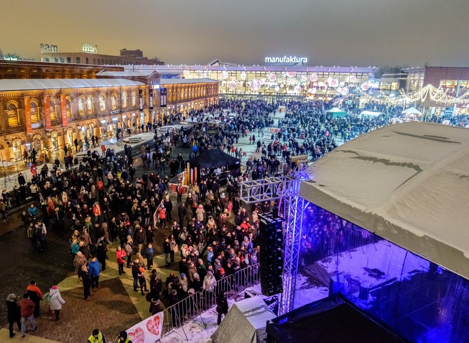 Łódzka Manufaktura została otwarta 17 maja 2006 r. Powstała na terenie dawnego kompleksu fabrycznego Izraela Poznańskiego.Łodzianie otrzymali zupełnie
nową przestrzeń, czyli rynek z zabytkowymi, pofabrycznymi zabudowaniami.
Miasto, rozwijające się głównie w XIX wieku, nie ma typowej starówki, więc
dla mieszkańców Manufaktura stała się miejscem, nie tylko
zakupów, ale przede wszystkim spotkań. Jest też
obowiązkowym punktem na mapie każdego turysty odwiedzającego Łódź.