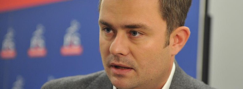 Wszystko o instrukcjach PiS dla posłów: Maile trzy razy dziennie, SMS-y zakazujące komentarzy