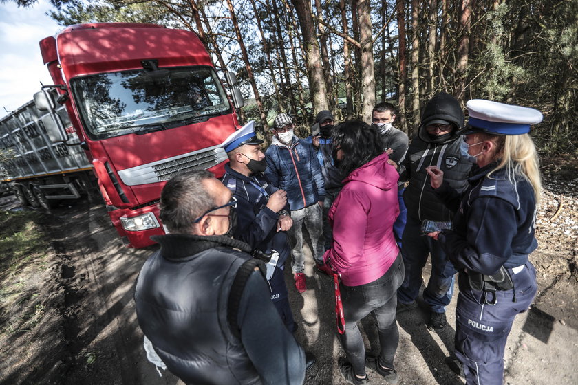 Bobrowniki: Bitwa mieszkańców z policją. Poszarpali się o śmieci