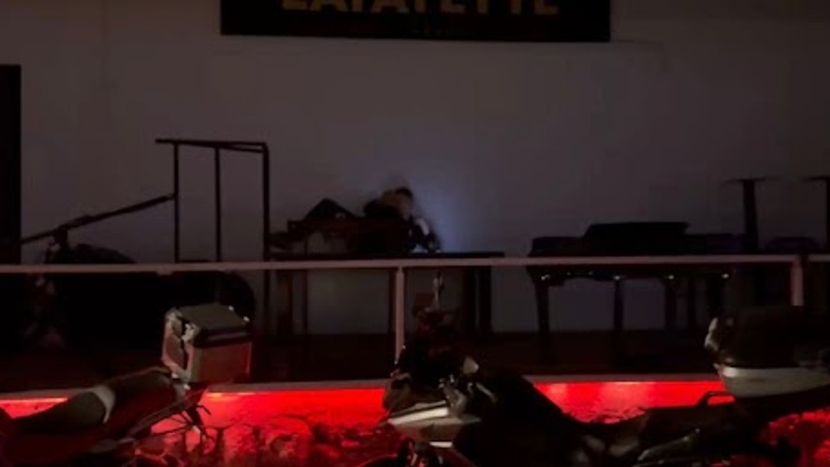 DANIEL KAJMAKOSKI LEŽI ISPRED KLUBA Posle nastupa šokirao, svi se okreću: 