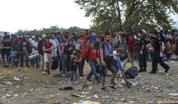 Imigranci zmieniają kierunek. Chorwacja przepuści ich na Zachód, ale najpierw do akcji wejdą saperzy