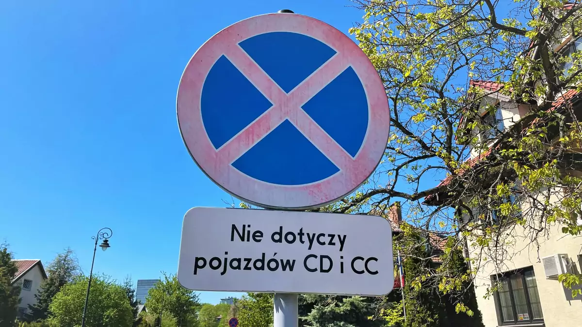 Zakaz parkowania z wyłączeniem pojazdów CD i CC