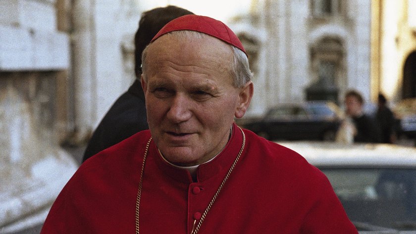 Kiedy Karol Wojtyła był metropolitą krakowskim, czyli w latach 1964-1978, służba bezpieczeństwa infiltrowała środowisko duchownych i szukała kompromatów na księży. Z tego powodu Wojtyła musiał być ostrożny. Niektórzy zarzucają mu dziś, że dobro Kościoła przedkładał nad cierpienie ofiar księży drapieżców. Co pokażą dokumenty kościelne i czy zostaną odtajnione?