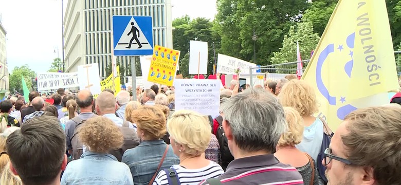 Protest wsparcia niepełnosprawnych. "Jeśli UE nam nie pomoże, to będzie wstyd"