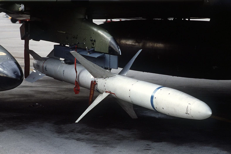 AGM-88 HARM – naddźwiękowy pocisk rakietowy do niszczenia urządzeń radarowych (systemów obrony przeciwlotniczej)