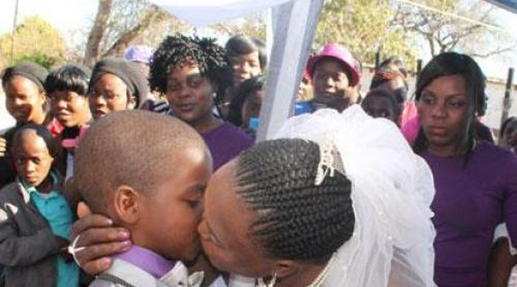 9 éves fiúval csókolózott  a nő