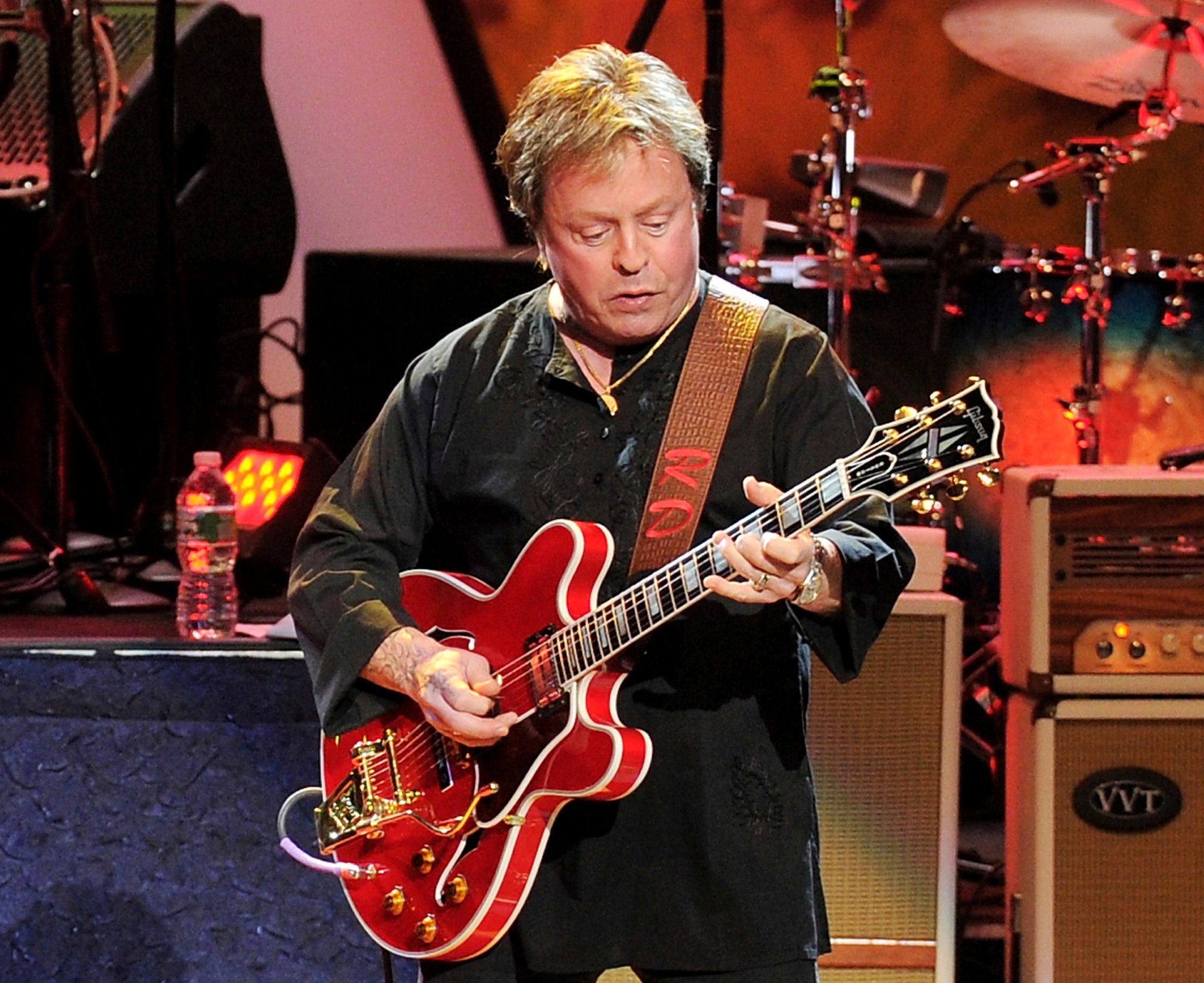 Americký gitarista Rick Derringer.