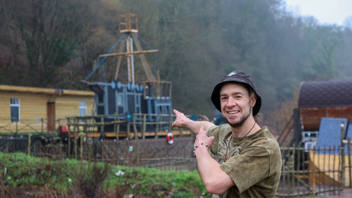 Tata je prodao kuću i sagradio piratski brod za 80.000 evra: Sada žele da ga sruše (FOTO) Kép