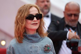 "Ovo nije teksas jakna nego LUDAČKA KOŠULJA", svi se čude i krste kako se obukla čuvena glumica: Nosi BALENCIAGA modu od glave do pete, a isti trend pre 25 godina pokrenula SELIN DION