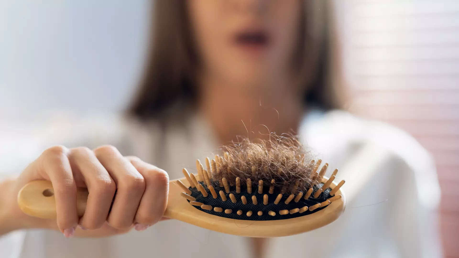 Jakie są przyczyny wypadania włosów i czy możemy ich uniknąć?