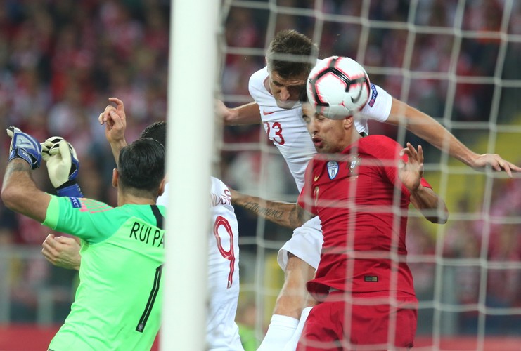 Zawodnik piłkarskiej reprezentacji Polski Krzysztof Piątek (P) strzela bramkę podczas meczu z Portugalią w piłkarskiej Lidze Narodów w Chorzowie