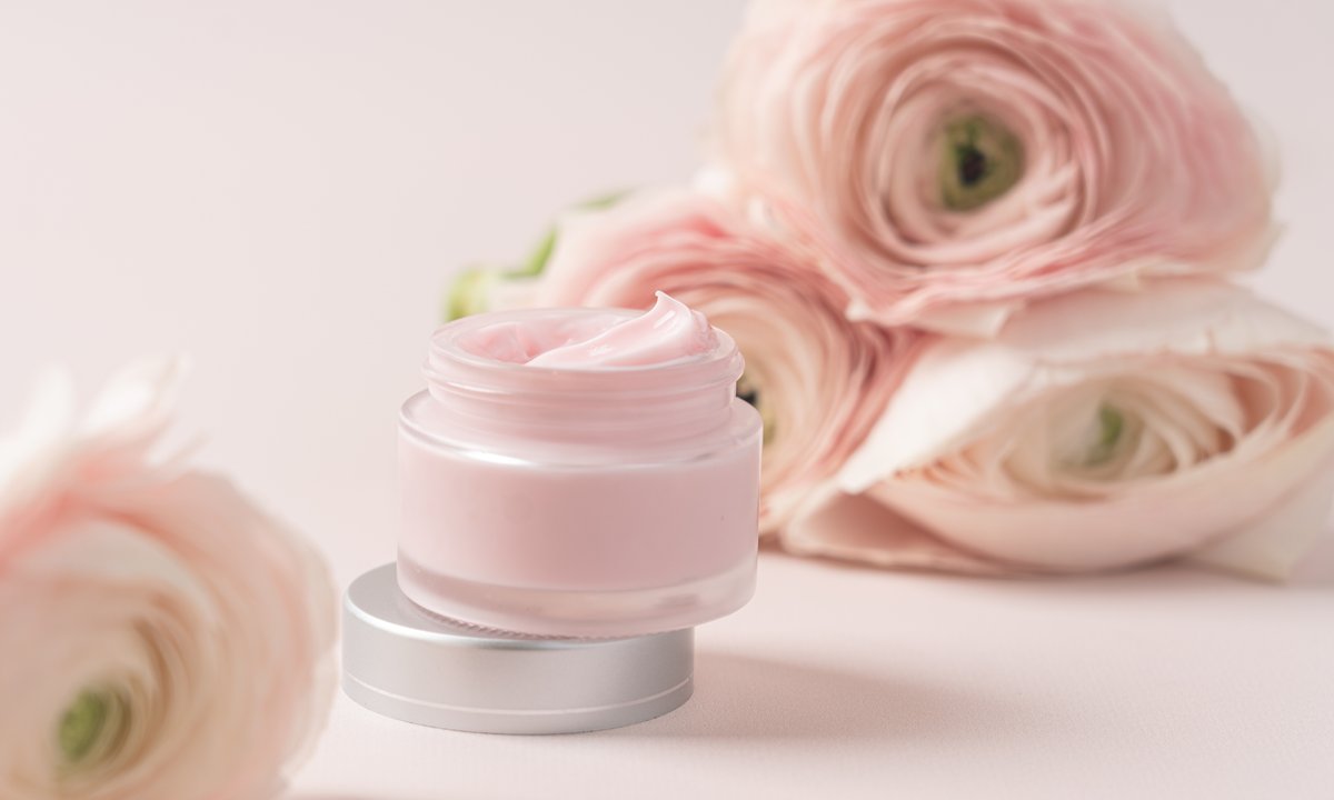 O tym kremie za 8 zł krążą już legendy. To kolagenowy pogromca głębokich zmarszczek