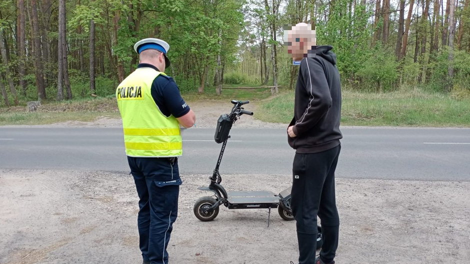 Policjanci zatrzymali 21-latka za zbyt szybką jazdę na hulajnodze elektrycznej