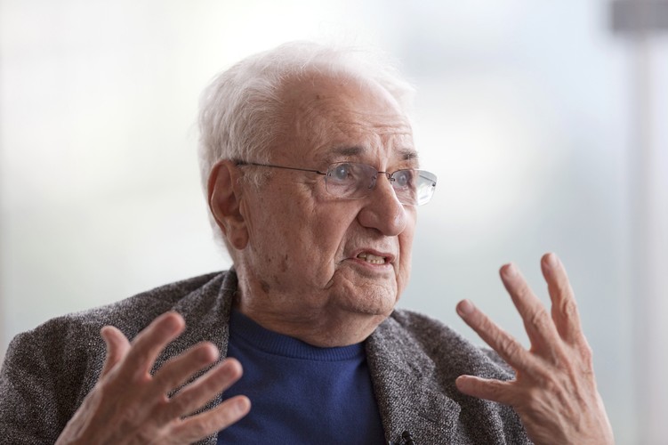 Miasto zamieniło się w przystań sztuki współczesnej dzięki Frankowi Gehry’emu, który zaprojektował słynne hiszpańskie Muzeum Guggenheima. Od 1997 roku, kiedy zostało otwarte, stało się wizytówką Bilbao. W ciągu dwóch pierwszych lat istnienia muzeum odwiedziło ponad 2,6 mln turystów. 80 proc. z nich specjalnie w tym celu przyjechało do miasta lub przedłużyło w nim swój pobyt. Na zdjęciu: Frank O. Gehry.