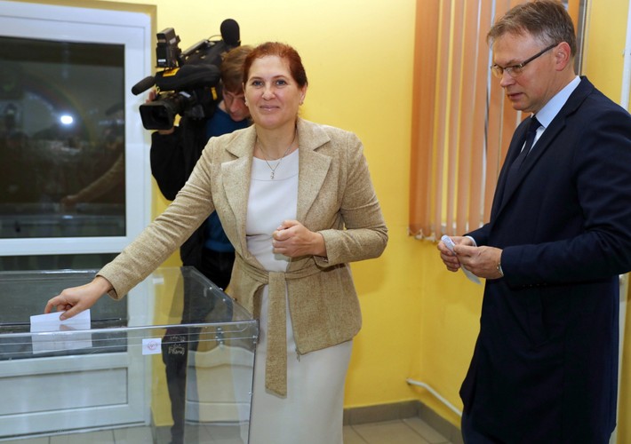 Kandydatka Zjednoczonej Prawicy na prezydenta miasta Iwona Mularczyk z mężem, posłem PiS Arkadiuszem Mularczykiem podczas głosowania w II turze wyborów samorządowych w Nowym Sączu.