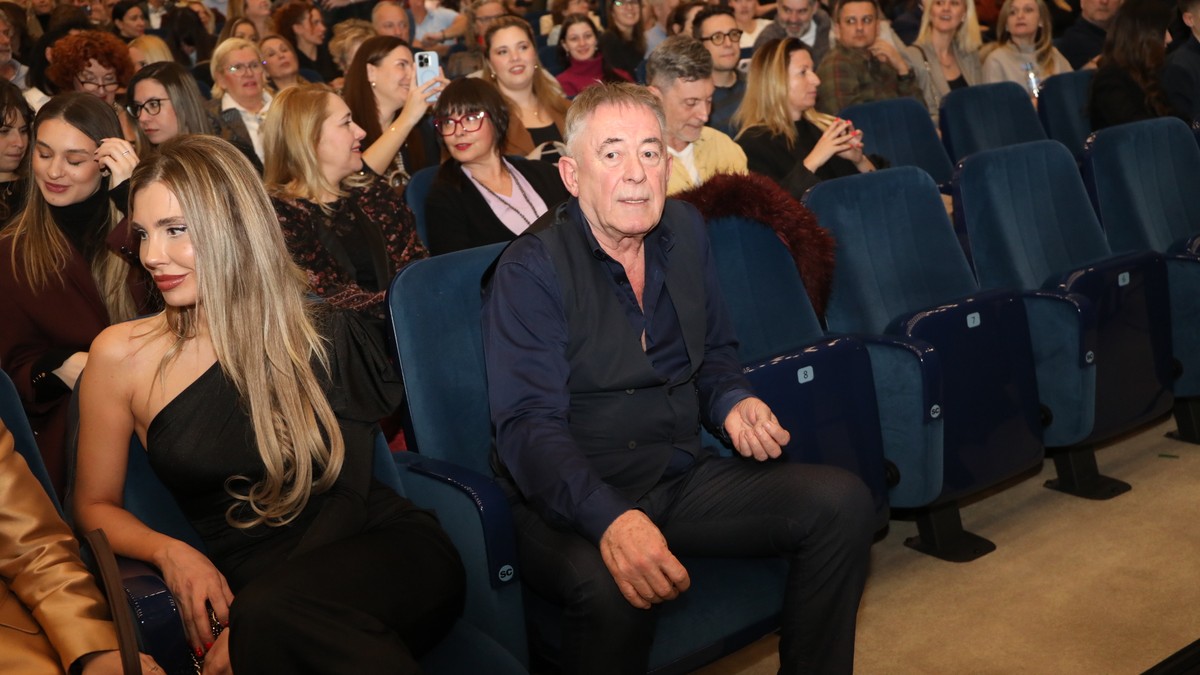 Mima Karadžić pored lepe brinete