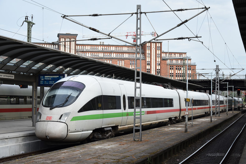 Niemiecki pociąg dużych prędkości InterCityExpress na stacji Hamburg Hbf Pociągi ICE kursują między Berlinem a Hamburgiem przez cały dzień co 30 minut z prędkością 230 km h