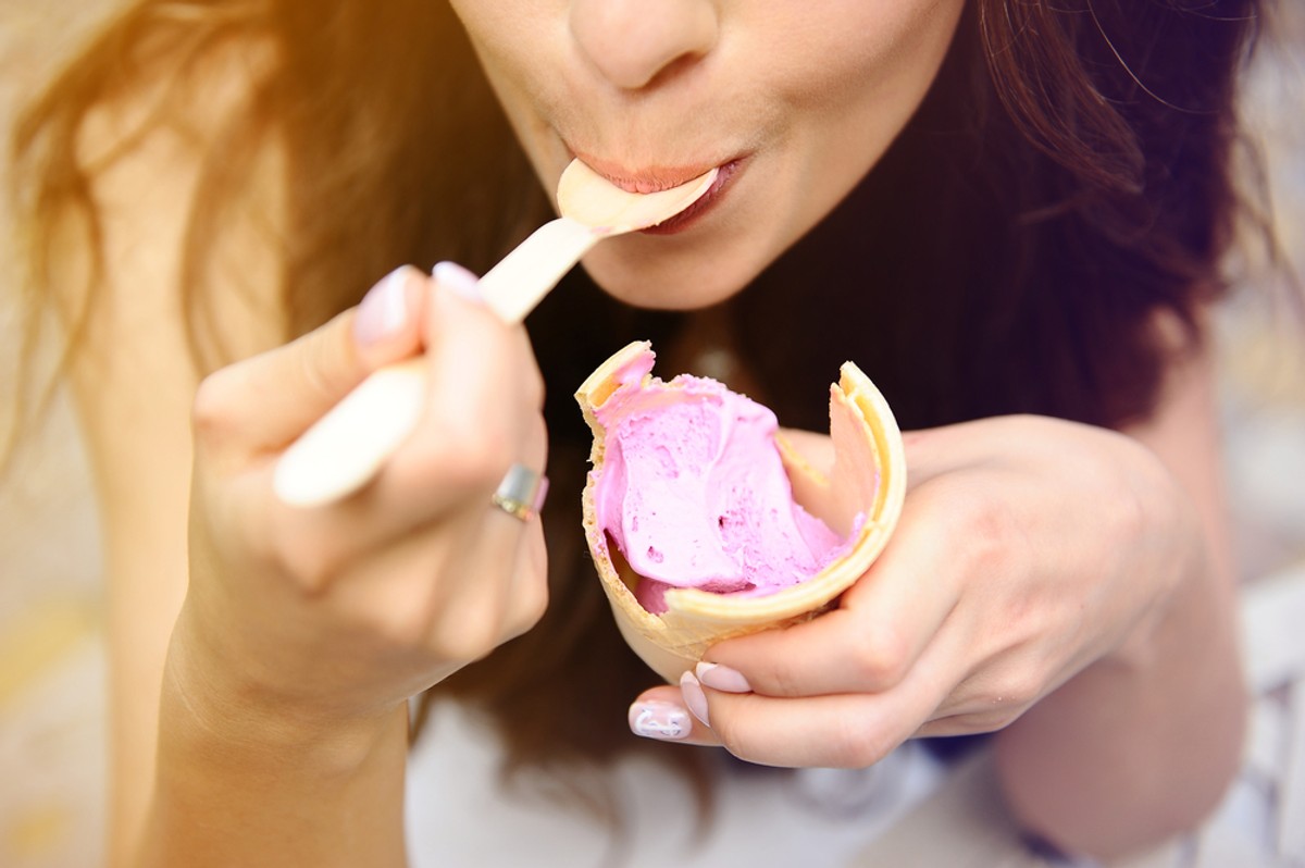 Kobieta je lody