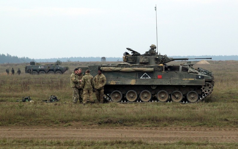 Manewry będą miały charakter połączony. Jednostki lądowe ćwiczyć będą wspólnie z lotnictwem.
<br>

Na zdjęciu: Bojowy wóz piechoty Warrior podczas ćwiczeń wojskowych 'Dragon-15'  <br><br><br>fot. (mgo) PAP/Tomasz Waszczuk