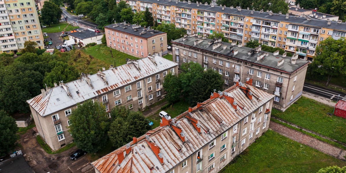 Rząd obiecuje samorządom  pieniądze na wykup mieszkań pracowniczych. Obecni lokatorzy mają zyskać pierwszeństwo nabycia takiego lokalu od gminy  i to za niewielkie pieniądze lub w jego wynajmie na preferencyjnych warunkach.