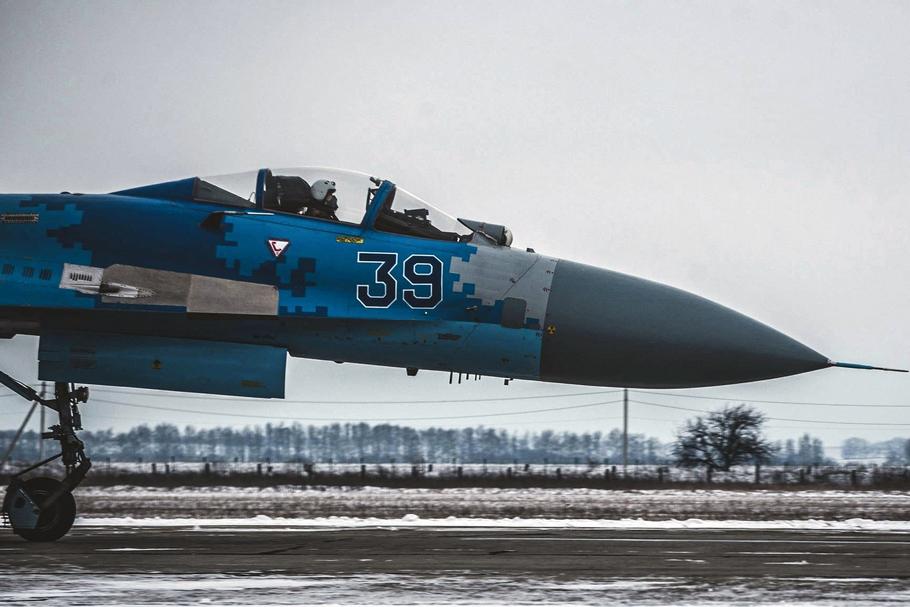 Jeden z ukraińskich myśliwców Su-27. To m.in. te myśliwce wystrzeliwują pociski HARM, które niszczą rosyjskie zagłuszacze sygnałów służących do sterowania dronami.
