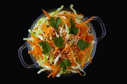 Wietnamska sałatka z młodej kapusty i kurczaka. To hit tego sezonu