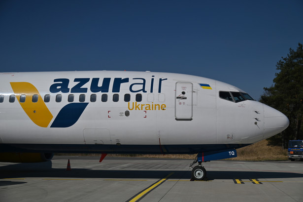 Samolot linii Azur Air Ukraine, Boeing 737-800 na płycie lotniska Szczecin-Goleniów