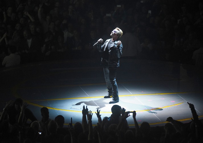 Bono podczas koncertu w Kolonii