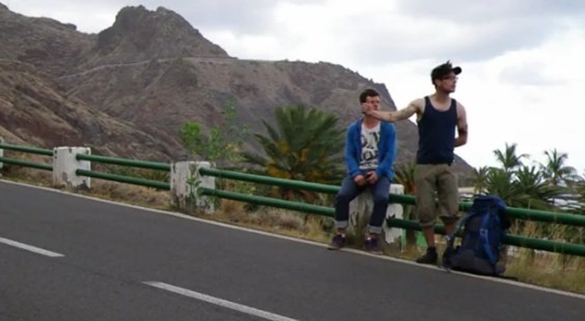 Toni je stopirao pored puta...