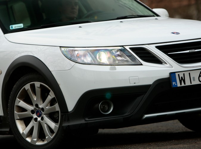 Saab 9-3X - szwedzka stal gotowa do przygody. Dzielnie zwalczy dziki teren, choć woli asfaltowe bulwary. Mogą być dziurawe jak sito - czyli idealnie sprawdza się na polskich drogach...