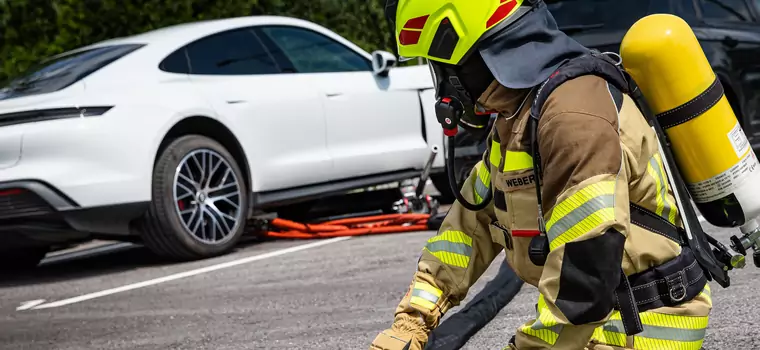 Jak ugasić palące się auto elektryczne? Nowe sposoby gaszenia akumulatorów