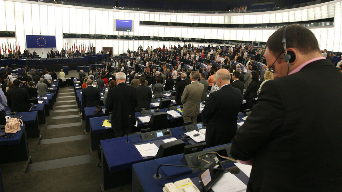 Komisja zdrowia i środowiska w Parlamencie Europejskim zwróciła się do Komisji Europejskiej o zajęcie się problemem dopalaczy w UE. Według wiceszefa tej komisji Bogusława Sonika (PO) niewykluczone, że już za tydzień KE zaproponuje zakaz sprzedaży mefedronu.