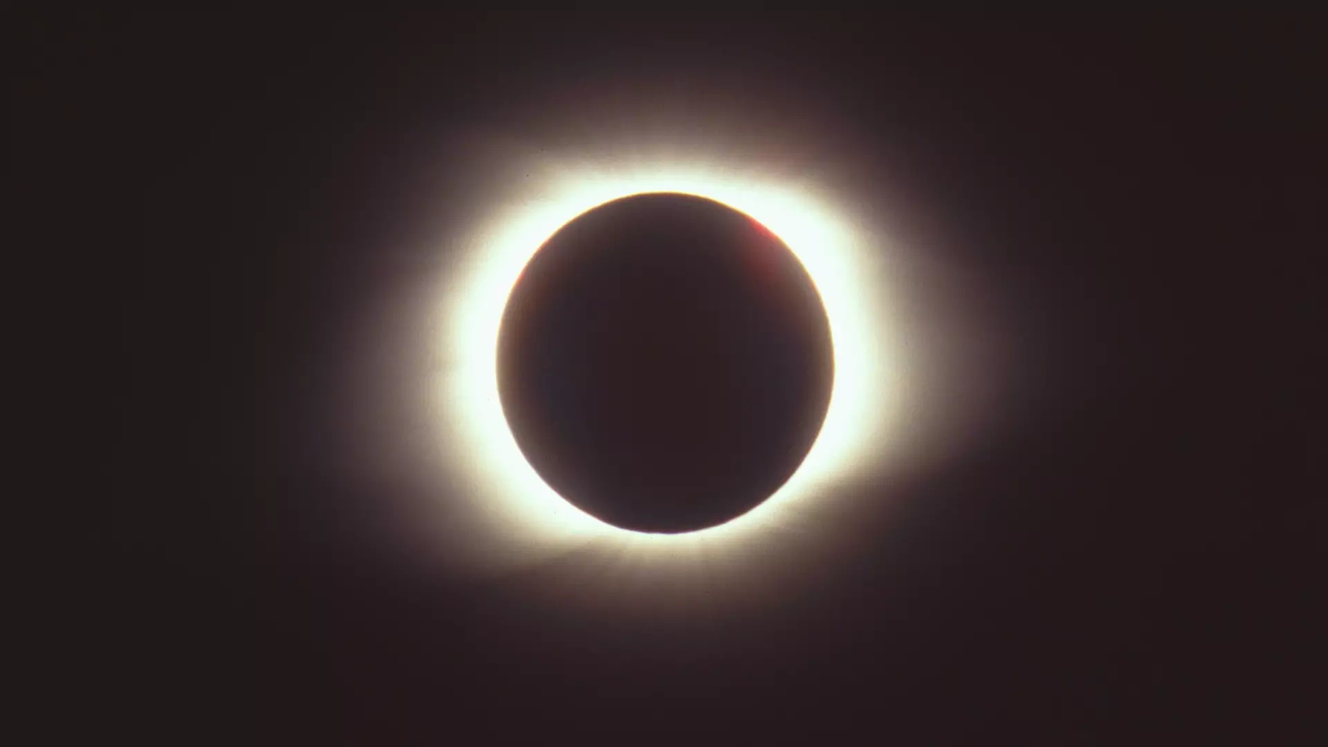 Dziś całkowite zaćmienie słońca. 5 linków, gdzie zobaczysz "pierścień z diamentem"