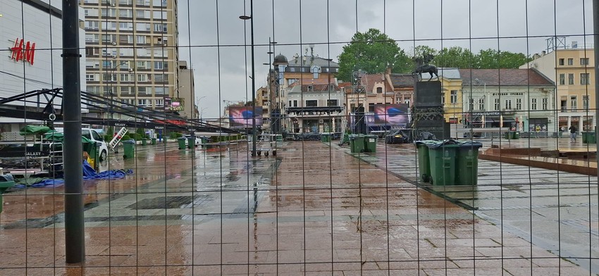 Trg je ograđen visokom ogradom