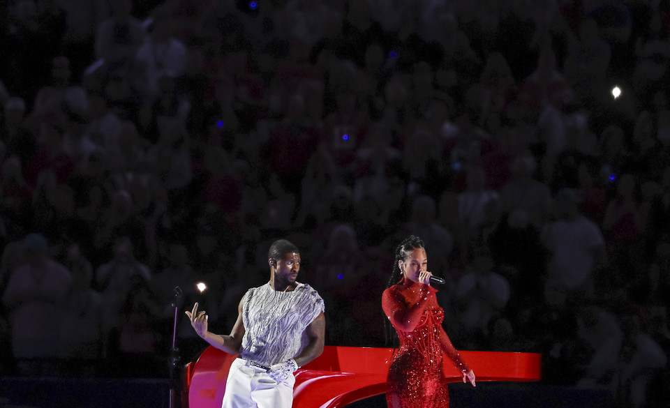 Usher i Alicia Keys podczas Super Bowl 2024