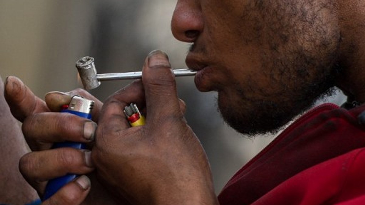 W różnych dzielnicach slumsowych Rio de Janeiro, takich jak Mandela, handel narkotykami, czy broń półautomatyczna są częścią dnia powszedniego. Jednak jest jedna rzecz, której w tej dzielnicy slumsów nie uświadczysz - crack, najczystsza forma kokainy i najbardziej destrukcyjny i uzależniający narkotyk w triadzie, która napędza lukratywny, narkotykowy biznes Rio.