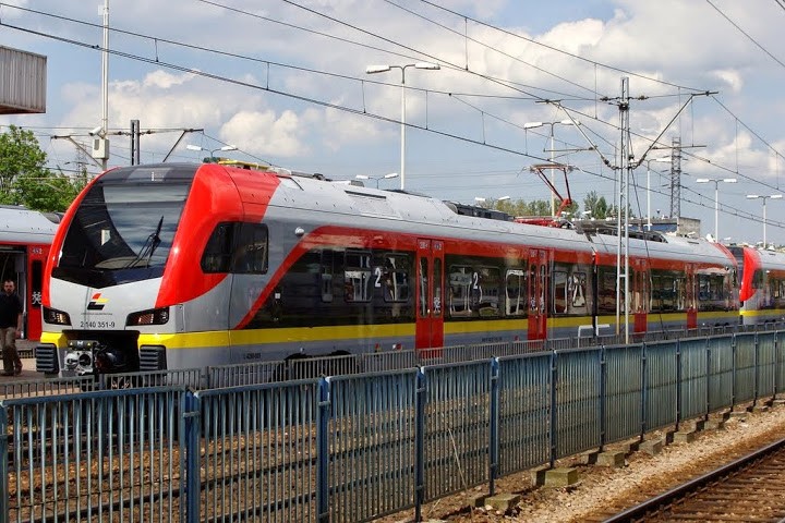 Jeśli ten kontrakt dla Newagu dojdzie do skutku, to będą pierwsze Impulsy II w Polsce. Dlaczego na zdjęciu pokazujemy jednak Flirta produkcji Stadlera? Bo to właśnie ten szwajcarski koncern wygrał początkowo przetarg dla ŁKA. Po odwołaniu Newagu oferta Stadlera została odrzucona i to spółka z Nowego Sącza została numerem jeden. <br><br>
Wtedy role się odwróciły, to znaczy tym razem Stadler poszedł do Krajowej Izby Odwoławczej. Tuż przed Świętami KIO potwierdziło wygraną Newagu. Ale Stadler nie odpuszcza i złoży w tej sprawie pozew do sądu. <br><br>
Z punktu widzenia Newagu chodzi o 14 trzyczłonowych elektrycznych zespołów trakcyjnych za ponad 263 mln zł. Plan jest taki, że pierwsze zamówione pociągi wyjadą na tory województwa łódzkiego we wrześniu 2018 r.<br><br>
Na zdj. Pociag Flirt w barwach Łódzkiej Kolei Aglomeracyjnej