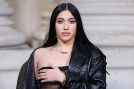 Madonina ćerka VULGARNA DO BESVESTI! Ceo modni svet gledao u NJENE BRADAVICE I GOLU ZADNJICU: Donji veš joj je PASE, u Parizu sve dala NA IZVOLTE