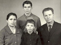 Oto politycy wychowani na klapsach