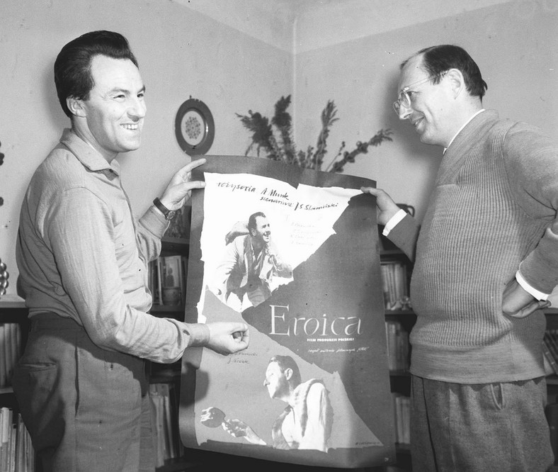 Reżyser Andrzej Munk i scenarzysta Jerzy Stefan Stawiński prezentują plakat z filmu "Eroica"