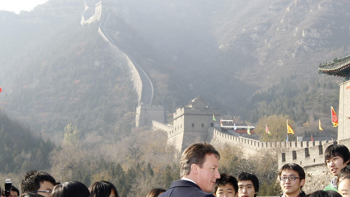 Premier Wielkiej Brytanii David Cameron wziął wczoraj udział, w pierwszym dniu swej wizyty w Chinach, w podpisaniu kontraktu na ponad miliard dolarów. Podczas rozmów z premierem Chin Wenem Jiabao poruszył też kwestię praw człowieka.