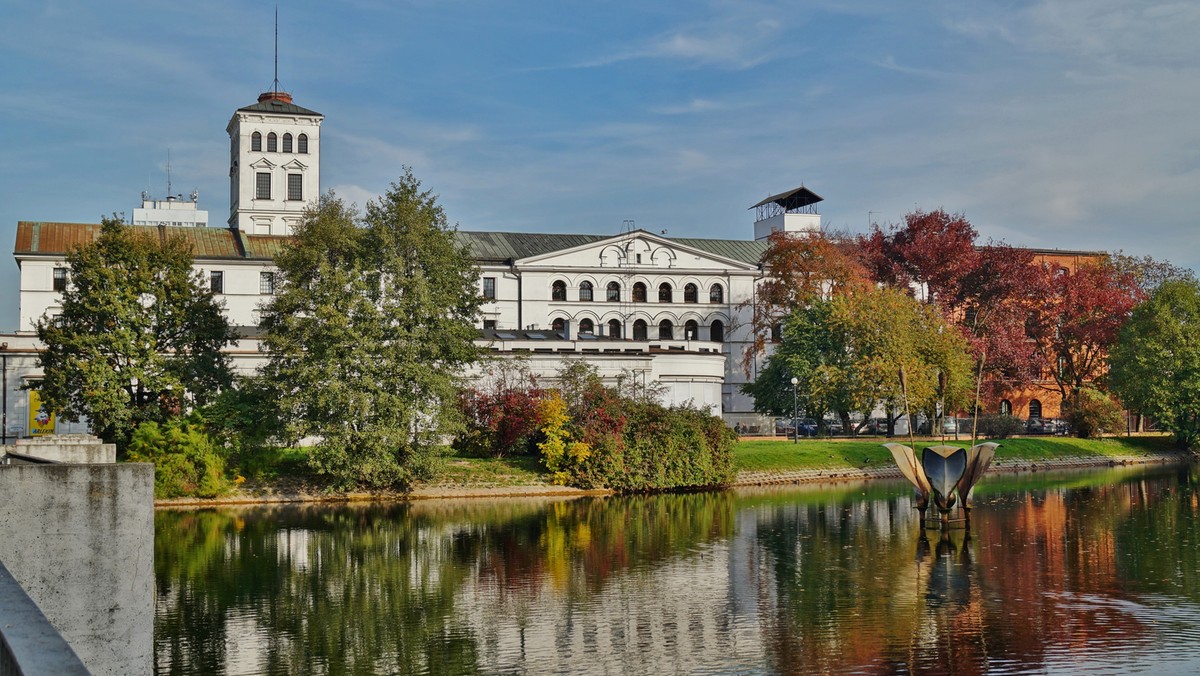 Centralne Muzeum Włókiennictwa w Łodzi przygotowuje wystawę poświęconą etapom twórczości Magdaleny Abakanowicz. Ekspozycja ma zobrazować rewolucyjne zmiany w języku sztuki wprowadzone przez jedną z najwybitniejszych polskich artystek XX wieku, autorki słynnych abakanów.