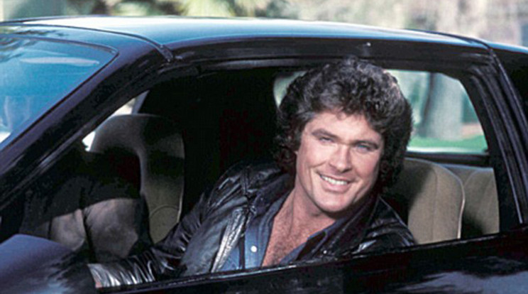 A csodaautóval száguldozó Michael Knight mosolya
mindenkit levett a lábáról